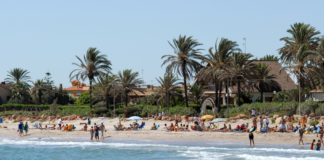Dos playas de El Puig cierran al baño por un vertido de aguas fecales Dos playas de El Puig cierran al baño por un vertido de aguas fecales