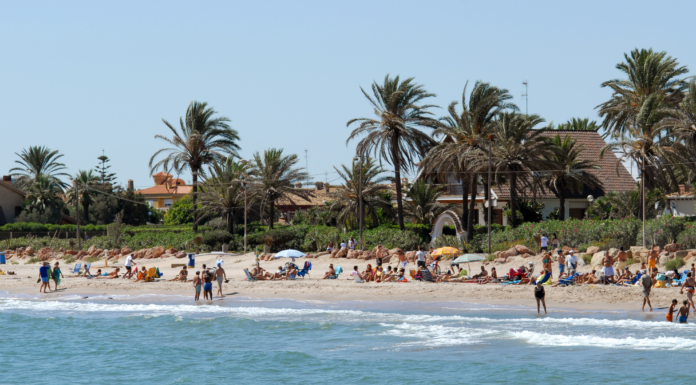 Dos playas de El Puig cierran al baño por un vertido de aguas fecales Dos playas de El Puig cierran al baño por un vertido de aguas fecales
