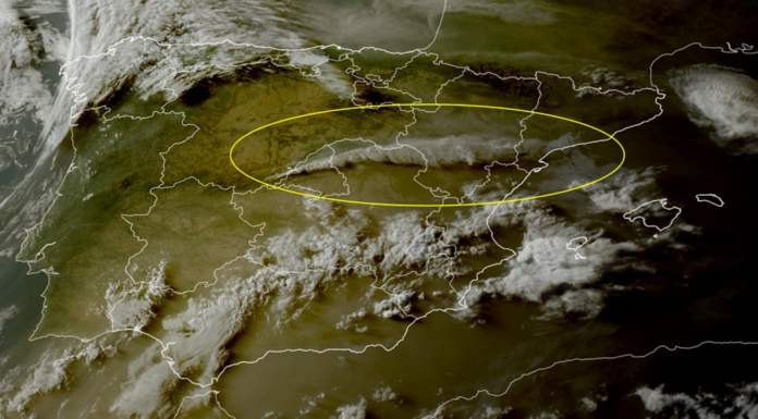 La inmensa columna de humo de los incendios de Madrid llega al Mediterráneo