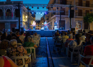 La plaça del Poble de Paterna s’ompli de música en directe els divendres de juliol Tribut a Hombres G en Paterna
