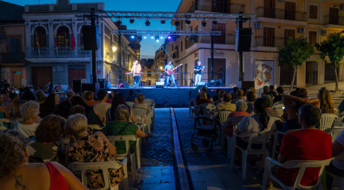 La plaça del Poble de Paterna s’ompli de música en directe els divendres de juliol Tribut a Hombres G en Paterna