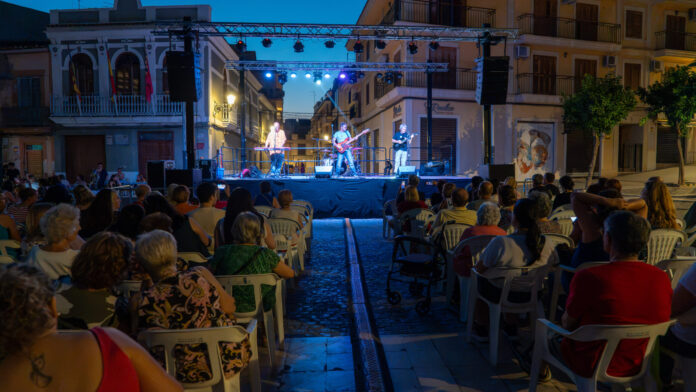 Tributo a Hombres G el viernes pasado en la Plaza del Pueblo de Paterna Tribut a Hombres G en Paterna