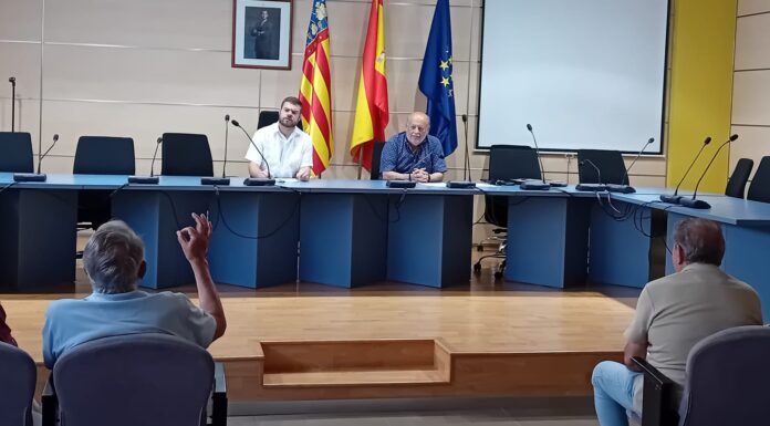 Tranquil·litat entre els propietaris de primera línia de platja després de la rectificació del deslinde de Costes a la Pobla de Farnals Reunió d'afectats a la Pobla de Farnals