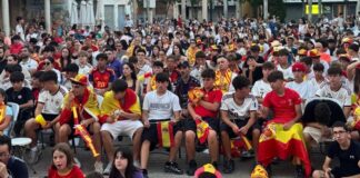 Plaça Major de Meliana disfrutando del partido de España