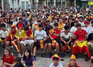 Plaça Major de Meliana disfrutando del partido de España