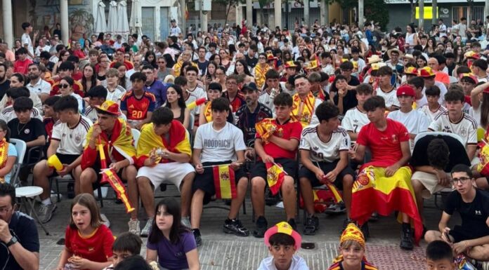 Plaça Major de Meliana disfrutando del partido de España