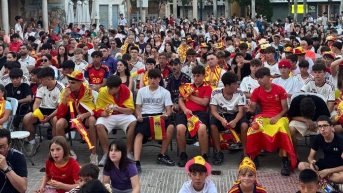 Plaça Major de Meliana disfrutando del partido de España