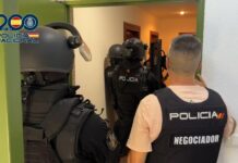 Un hombre se atrinchera 6 horas con su madre en su casa del marítimo