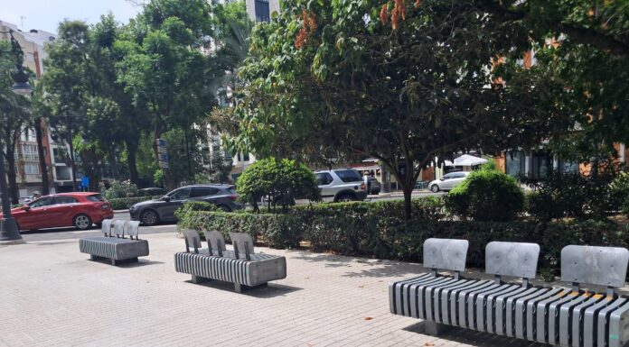 Instalan unos bancos que parecen para asar chuletas junto a la plaza de España