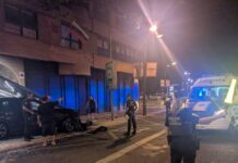 Un coche pierde el control y destroza una marquesina de la EMT en la avenida del Puerto