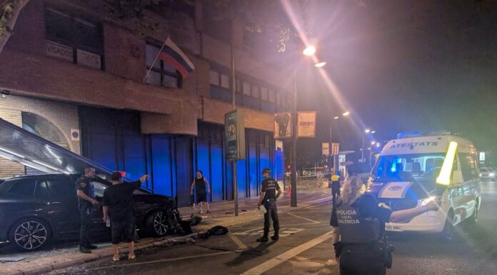 Un coche pierde el control y destroza una marquesina de la EMT en la avenida de Aragón