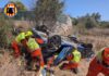 Pierde el control y acaba con el coche volcado en un campo de Pedralba
