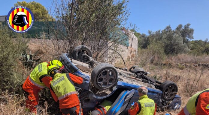Pierde el control y acaba con el coche volcado en un campo de Pedralba