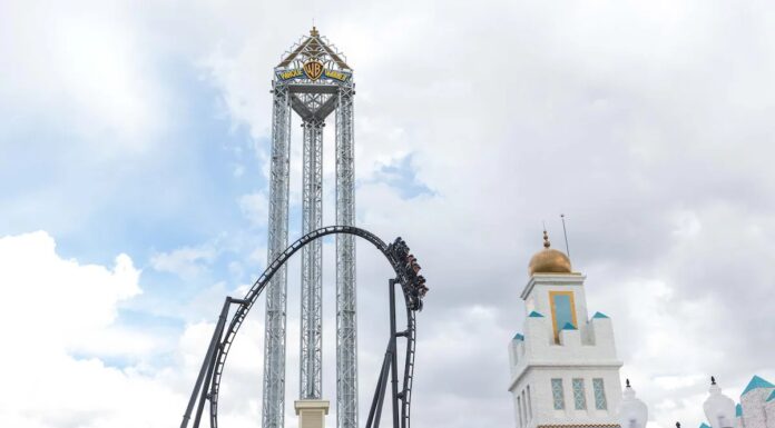 Un hombre sufre heridas en una montaña rusa de 45 metros de altura del Parque Warner