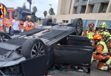 Brutal accidente en Burjassot con un coche volcado con una persona atrapada dentro