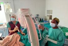 Un urólogo valenciano atiende a decenas de pacientes sin recursos en África