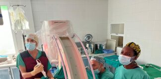 Un urólogo valenciano atiende a decenas de pacientes sin recursos en África