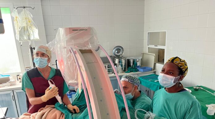 Un urólogo valenciano atiende a decenas de pacientes sin recursos en África