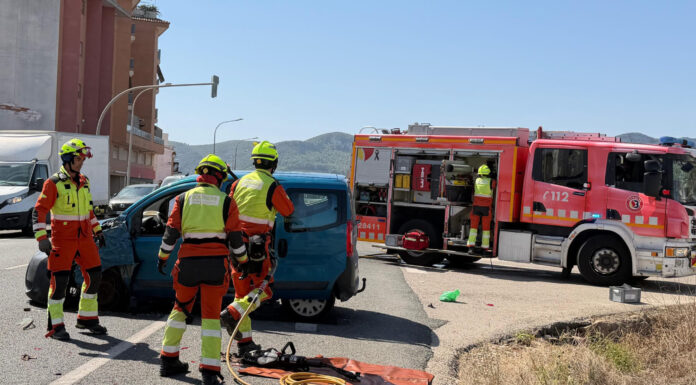 Un hombre queda atrapado tras un accidente ´de coche en Xeraco