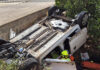 Un conductor vuelca el coche en una avenida de Benavites