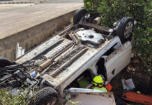 Un conductor vuelca el coche en una avenida de Benavites