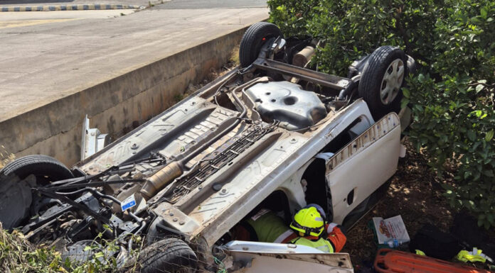 Un conductor vuelca el coche en una avenida de Benavites
