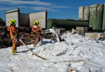 Arde una nave industrial en Carcaixent