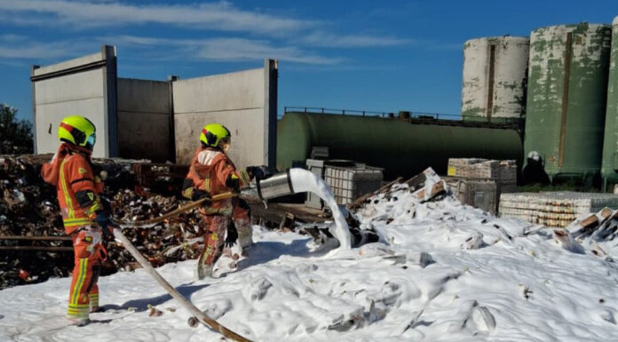 Arde una nave industrial en Carcaixent