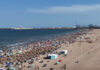 Normalidad en la playa de la Malvarrosa los momentos antes del eclipse