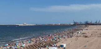 Normalidad en la playa de la Malvarrosa los momentos antes del eclipse
