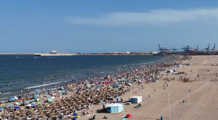 Normalidad en la playa de la Malvarrosa los momentos antes del eclipse