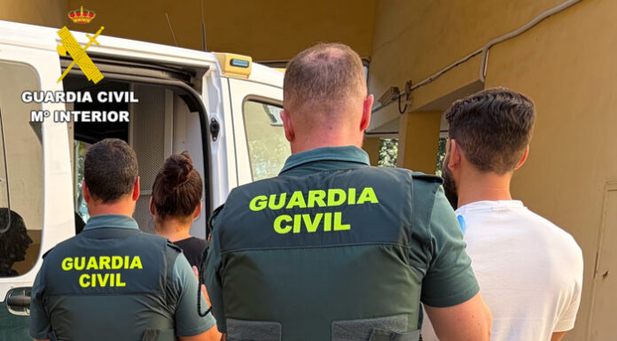 Dos detenidos por un robo con violencia en Oliva