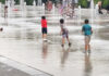 La fuente del chorros del Parque Central se convierten en el lugar de moda para refrescarse