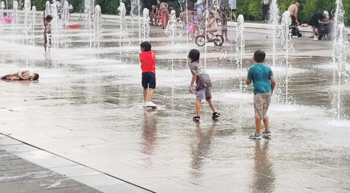 La fuente del chorros del Parque Central se convierten en el lugar de moda para refrescarse
