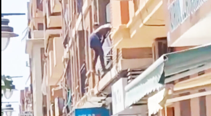 Un hombre se lanza de un balcón de tres metros y huye de la policía en Xirivella