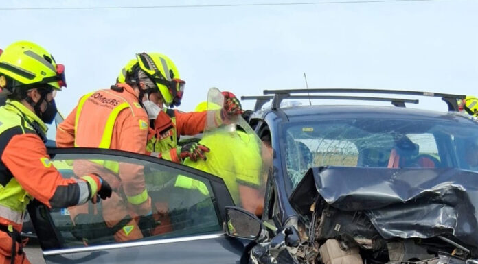 Dos atrapados en choque frontal en un accidente de tráfico en Sueca