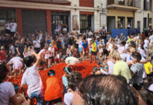 La Tomatina infantil llena de rojo las calles de Buñol días antes del día grande