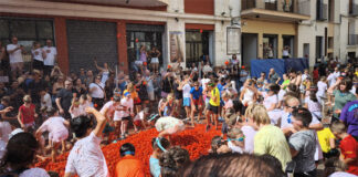 La Tomatina infantil llena de rojo las calles de Buñol días antes del día grande