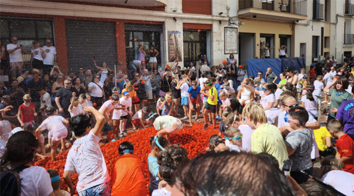 La Tomatina infantil llena de rojo las calles de Buñol días antes del día grande