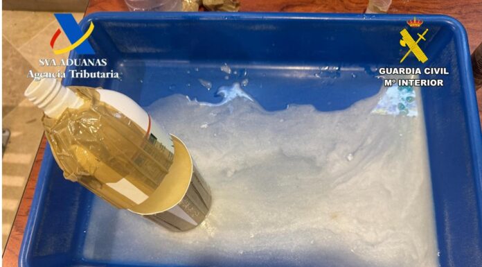 Detenido en el aeropuerto de Valencia con 8 kilos de cocaína líquida ocultos en botes de champú Imagen de la sustancia transportada / Guardia Civil