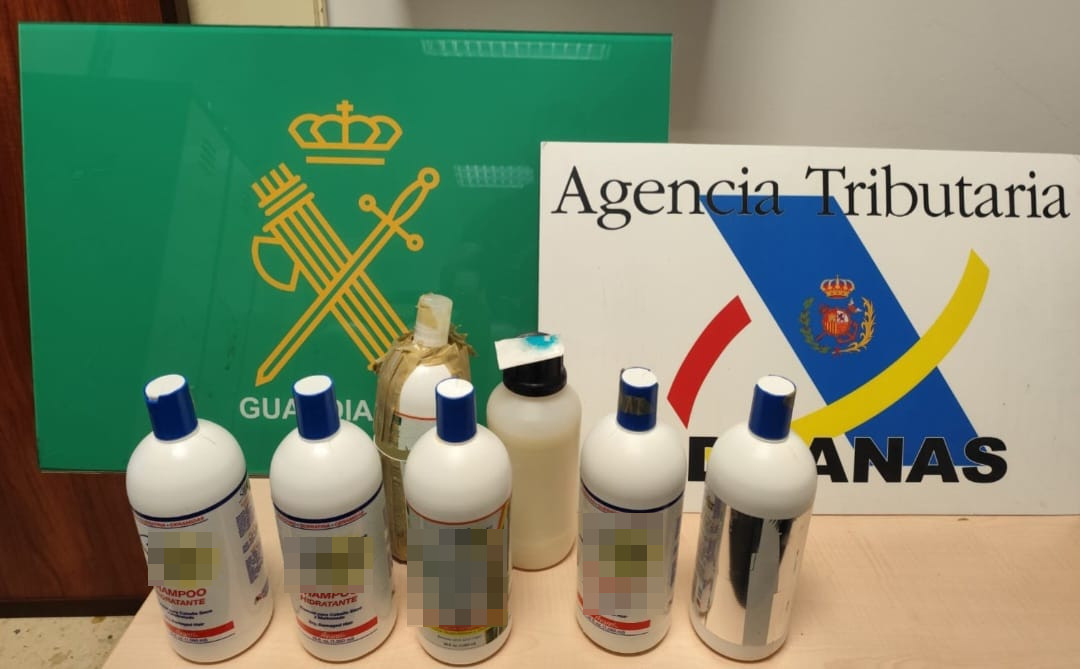 Los botes de champú en los que se transportaba la cocaína / Guardia Civil