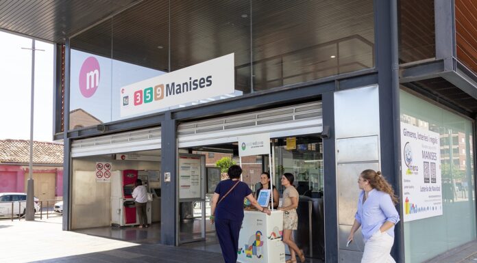 Metrovalencia y la EMTRE se suman a la celebración de la Semana Europea de la Movilidad con acciones de educación ambiental Uno de los puestos informativos de EMTRE a la entrada del metro en Manises