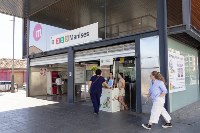 EMTRE-SEMANA MOVILIDAD Uno de los puestos informativos de EMTRE a la entrada del metro en Manises