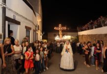 La Fallera Mayor, Carmen Prades, desfila llena de emoción por las fiestas de su pueblo