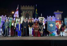 Quart de Poblet enceta les Festes de Moros i Cristians 2026 amb un Pregó marcat per l’emoció L’alcaldessa, juntament amb les capitanes i les comparses de Quart de Poblet, al Castell després del Pregó.