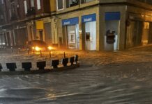 Valencia amanece entre agua, daños y el recuerdo de la DANA tras una noche de lluvia torrencial Inundación en la plaza Creu de Quintana de Moncada