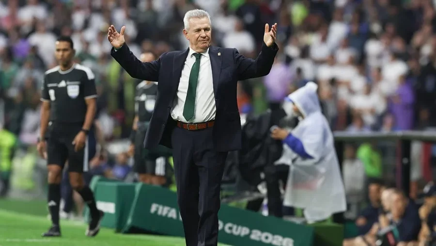 Javier Aguirre en un partido con la Selección Mexicana