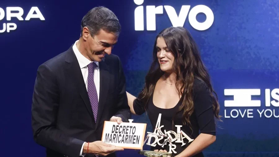 La cantante Amaia tras recibir de manos del el presidente del Gobierno Pedro Sánchez el ´Premio Talento Joven´. EFE/Quique García