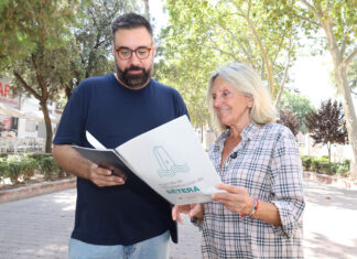 Manuel Pérez y Elia Verdevío en la alameda de Bétera