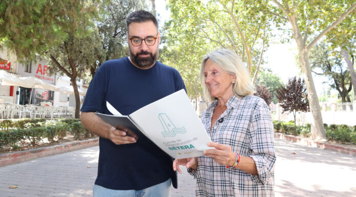 Manuel Pérez y Elia Verdevío en la alameda de Bétera